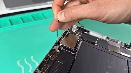 apple-ipad-11-a16-display-glas-reparatur-säubern-kleber