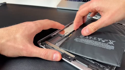 apple-ipad-8-akku-tausch-alten-akku-entfernen