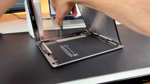apple-ipad-9-akku-batterie-tausch-wechsel-reparatur-schraube-einsetzen