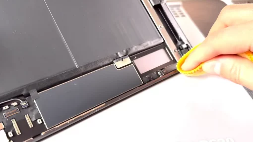 apple-ipad-9-display-glas-reparatur-gehäuserahmen-säubern