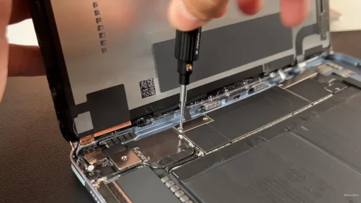 apple-ipad-air-4-display-reparatur-wechsel-schrauben-lösen