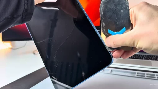 apple-ipad10-display-glas-reparatur-mit-werkzeug-öffnen